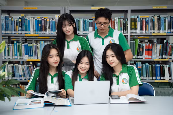 Sinh viên HUNRE trong môi trường học tập hiện đại.