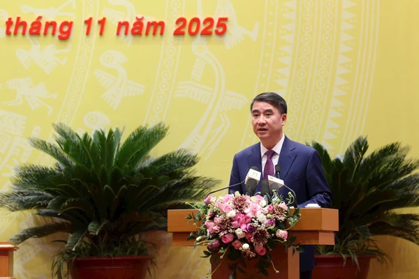 Ông Nguyễn Xuân Lưu, Phó Chủ tịch UBND TP Hà Nội báo cáo tại kỳ họp. (Ảnh: VT)