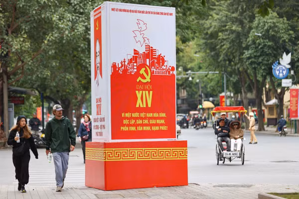 Hà Nội rực rỡ cờ hoa, khẩu hiệu chào mừng Đại hội XIV của Đảng. (Ảnh: Phạm Linh)