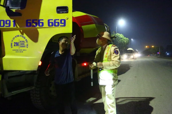 Đội CSGT đường bộ số 9 kiểm soát trên các tuyến giao thông thuộc địa phận xã Ô Diên.