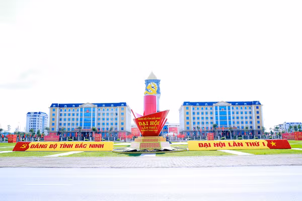 Khu vực trước trụ sở Tỉnh uỷ, HĐND, Đoàn đại biểu Quốc hội tỉnh Bắc Ninh trang hoàng khẩu hiệu cờ hoa. 