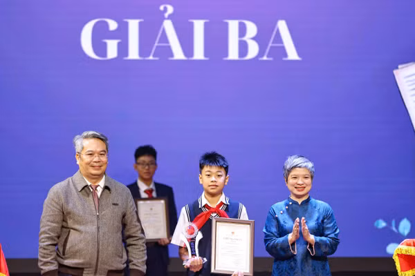 Em Nghiêm Xuân Bách lớp 7A9, Trường THCS Giảng Võ đạt giải Ba tại cuộc thi.