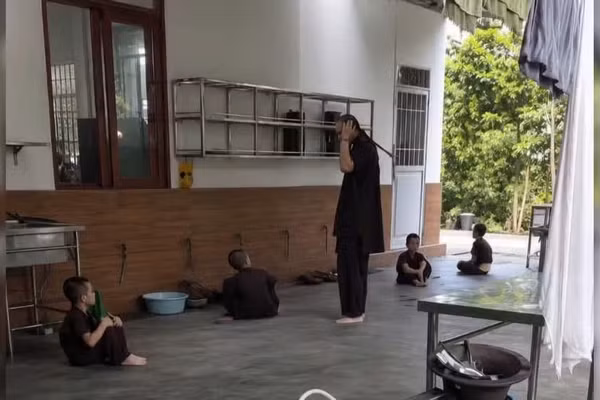 Người đàn ông đánh chú tiểu tại chùa Bầu (ảnh cắt từ clip).