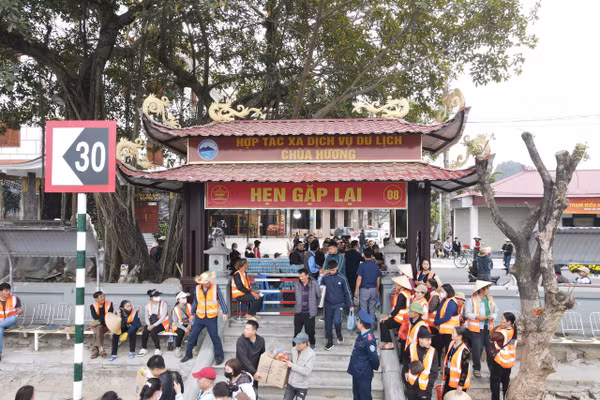 Du khách đến với chùa Hương.