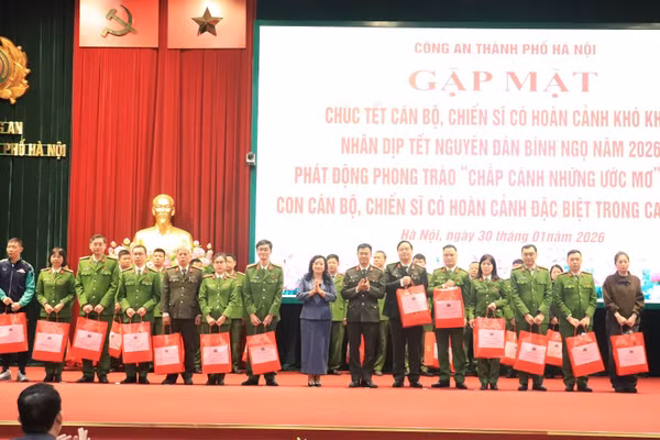 Công an TP Hà Nội và đơn vị trao tặng các phần quà Tết ý nghĩa tới các cán bộ, chiến sĩ có hoàn cảnh khó khăn.