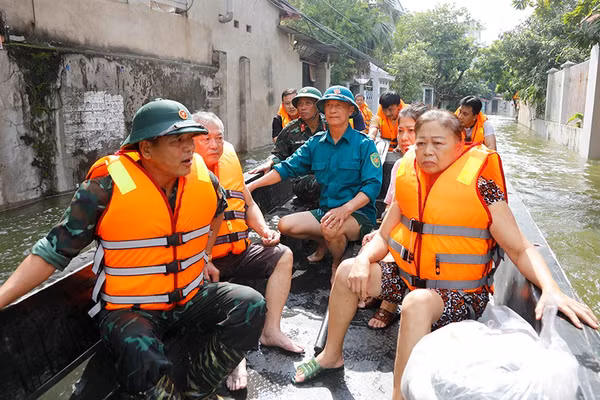 Những người dân được đưa đến nơi an toàn.