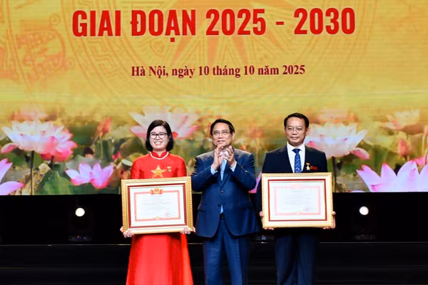 Thủ tướng Chính phủ Phạm Minh Chính trao danh hiệu “Chiến sĩ thi đua toàn quốc” tặng 2 nhà giáo tiêu biểu. 