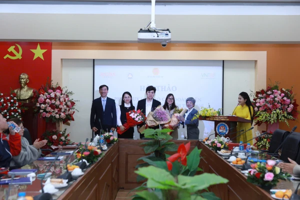 Nhà báo Dương Thị Thanh Hương, Phó Tổng Biên tập Báo Giáo dục và Thời đại tặng hoa chúc mừng đại biểu.