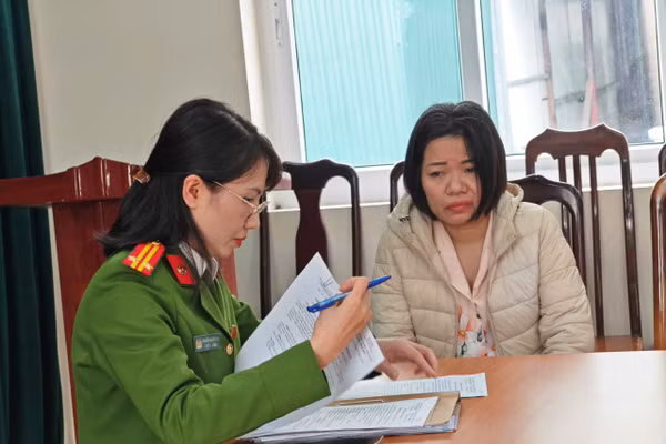 Công an làm việc với Trương Thị Bắc. Ảnh: CA.