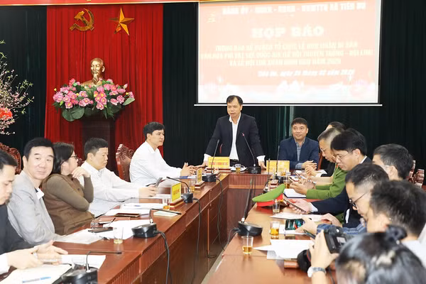 Phó Chủ tịch UBND xã Tiên Du Dương Minh Ngọc phát biểu tại buổi họp báo.