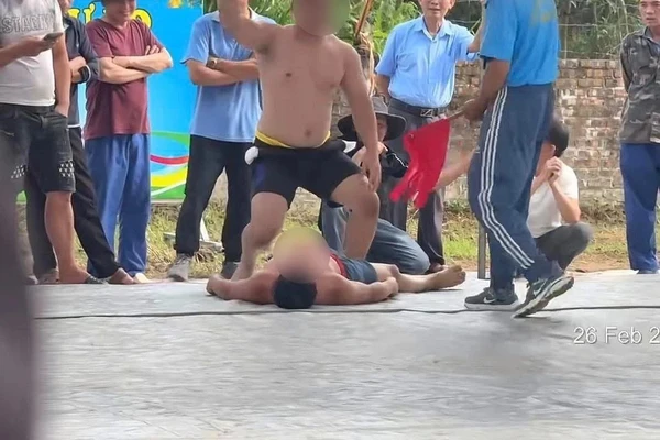 Sự việc khiến đô vật ngã gục ra sàn đấu. Ảnh chụp màn hình