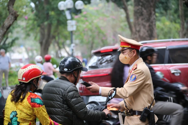 CSGT kiểm tra nồng độ cồn lái xe. 