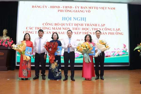 Lãnh đạo Phường Giảng Võ trao quyết định, chúc mừng Ban giám hiệu trường THCS Giảng Võ.