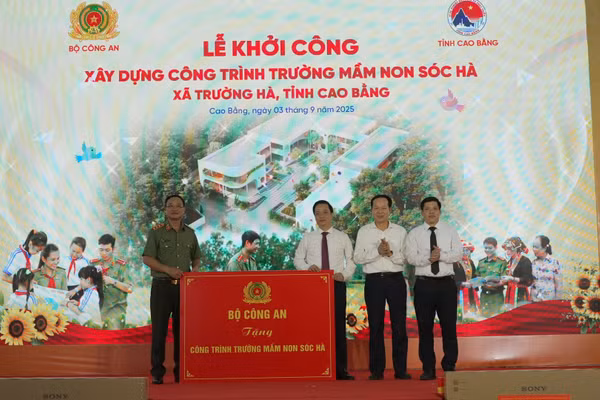 Thứ trưởng Bộ Công an Phạm Thế Tùng trao kinh phí xây trường mầm non cho lãnh đạo UBND tỉnh Cao Bằng.
