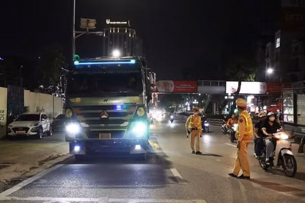CSGT kiểm tra phương tiện chở vật liệu xây dựng tại các tuyến đường ở Thủ đô.