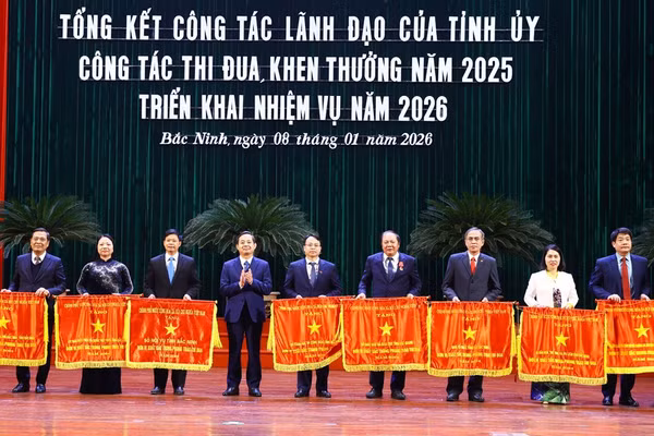 Thừa ủy quyền, ông Phạm Hoàng Sơn, Chủ tịch UBND tỉnh Bắc Ninh trao Cờ thi đua của Chính phủ cho các tập thể.