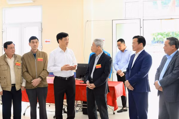 Bí thư Thành ủy Hà Nội Nguyễn Duy Ngọc trao đổi với cử tri phường Hồng Hà.