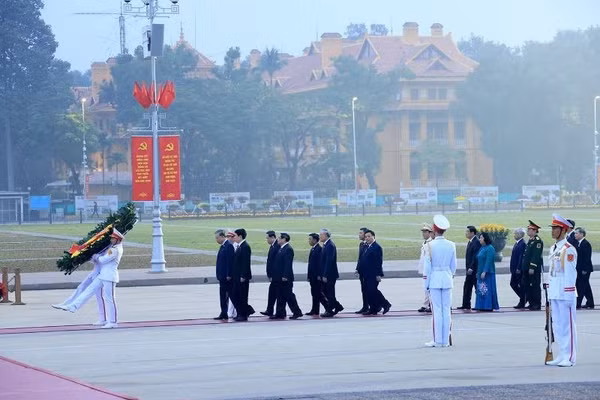 Các đại biểu vào Lăng viếng Chủ tịch Hồ Chí Minh. Ảnh: TTXVN.
