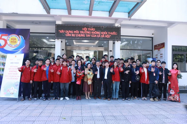 Đại biểu cùng một số sinh viên chụp ảnh lưu niệm tại Hội thảo.