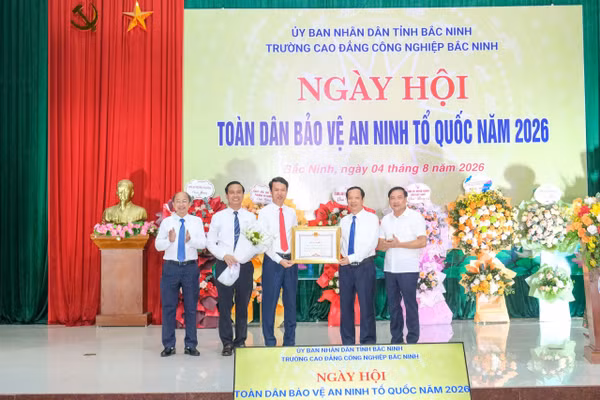 Trao Bằng khen của Chủ tịch UBND tỉnh Bắc Ninh cho đại diện lãnh đạo Trường Cao đẳng Công nghiệp Bắc Ninh. 