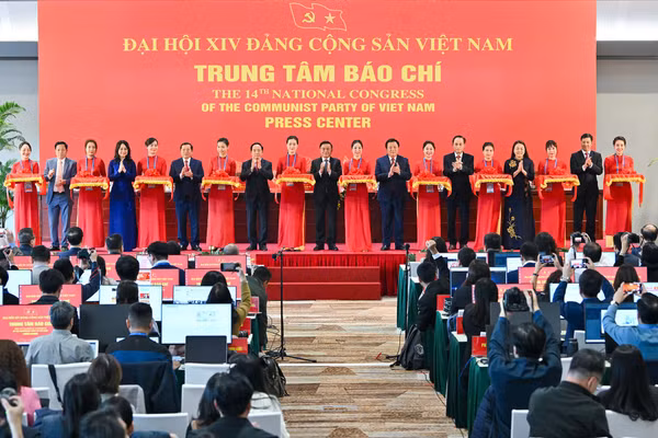 Lãnh đạo Đảng, Nhà nước cùng đại biểu khai trương Trung tâm báo chí.