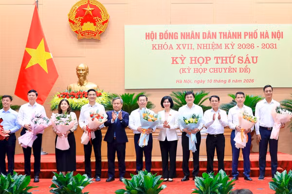 Lãnh đạo TP Hà Nội tặng hoa các cán bộ trong danh sách miễn nhiệm Ủy viên UBND thành phố. Ảnh: TT.