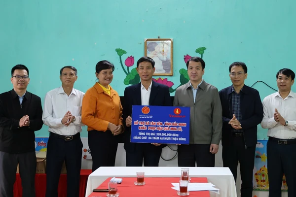 Ông Ngô Văn Cương cùng nhà tài trợ trao kinh phí hỗ trợ cho xã Tân Yên khắc phục hậu quả mưa lũ.