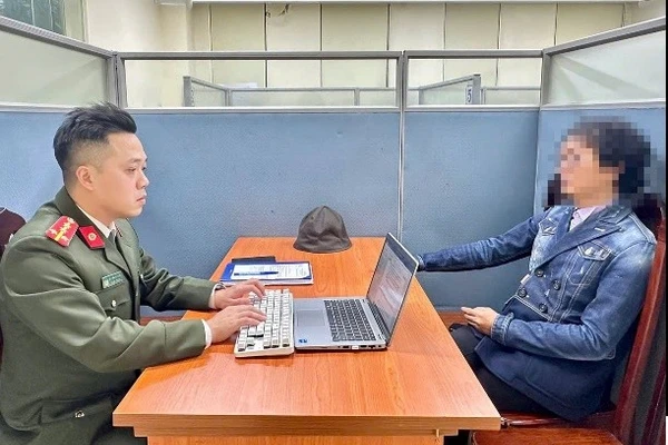 Công an làm việc với người vi phạm.