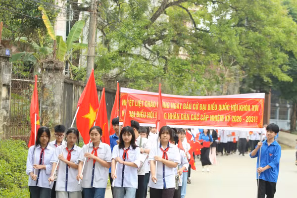 Học sinh, đoàn viên phường Đa Mai tham gia cổ động bầu cử.