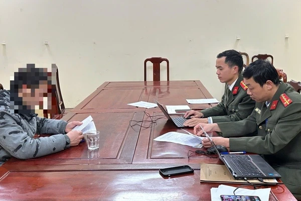 Công an làm việc với trường hợp vi phạm.