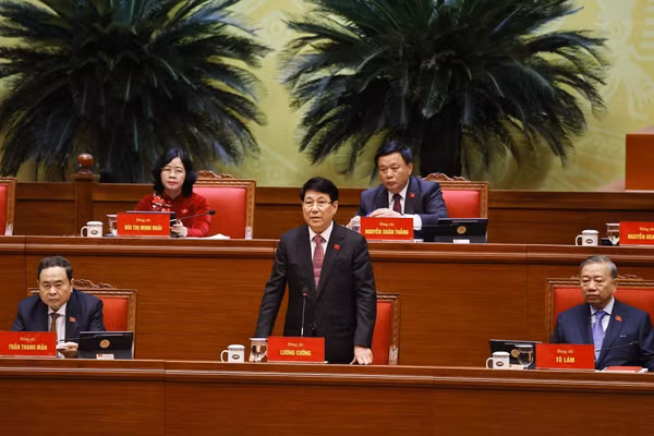 Đồng chí Lương Cường, Ủy viên Bộ Chính trị, Chủ tịch nước điều hành phiên thảo luận sáng 21/1. Ảnh: TTXVN