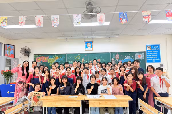 Học sinh Nhật Bản giao lưu trải nghiệm tại lớp học Trường THCS Thành Công.