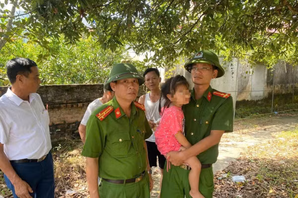 Cháu H được công an giải cứu an toàn. Ảnh: TG