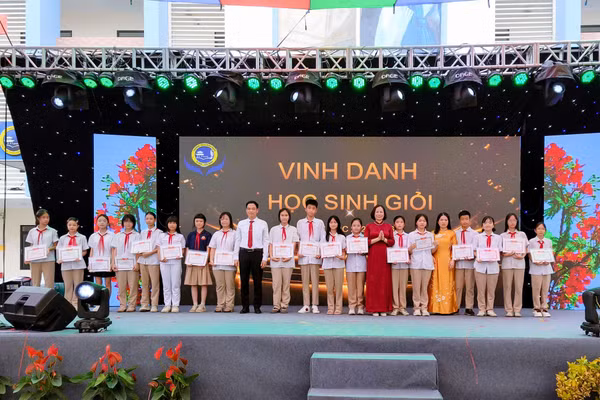 Trao khen thưởng cho học sinh giỏi (Ảnh minh họa).