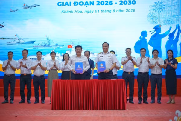 Đại diện Trường Đại học Điện lực và Lữ đoàn 162 ký kết chương trình phối hợp hoạt động giai đoạn 2026 - 2030.