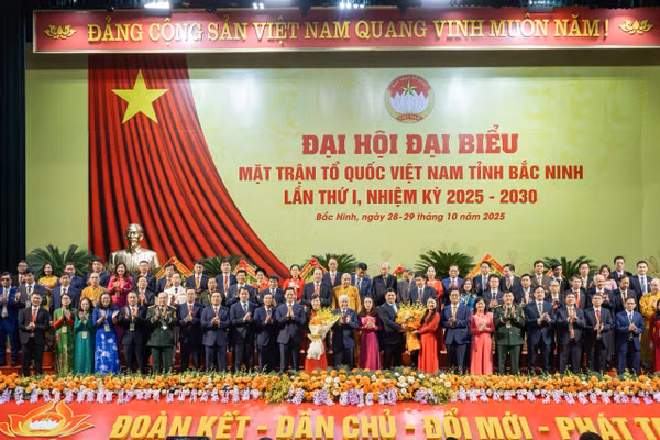 Lãnh đạo Trung ương và tỉnh Bắc Ninh tặng hoa chúc mừng các Ủy viên Ủy ban MTTQ Việt Nam tỉnh Bắc Ninh khóa mới.