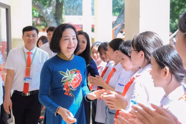 Phó Chủ tịch Quốc hội Nguyễn Thị Thanh chia vui với học sinh Bắc Ninh trong ngày khai giảng (Ảnh tư liệu).