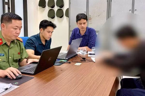 Công an làm việc với các chủ tài khoản đăng tải thông tin sai trên mạng xã hội.