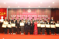 Bộ GD&ĐT gặp mặt, tuyên dương học sinh Olympic và KHKT quốc tế năm 2025