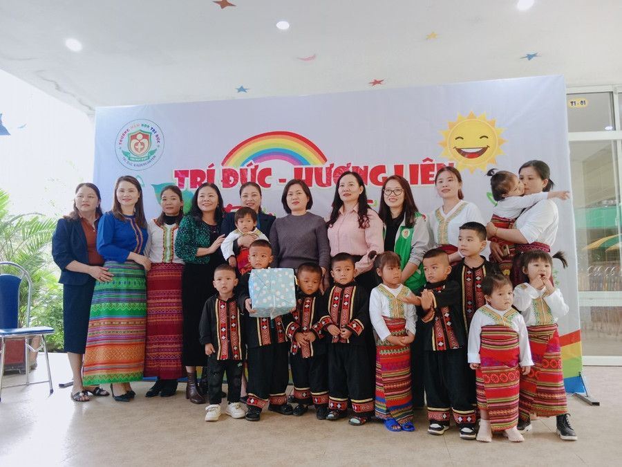 Học sinh người dân tộc Chứt cùng giáo viên tham quan ở các trường khu vực trung tâm để tăng cường tiếng Việt.