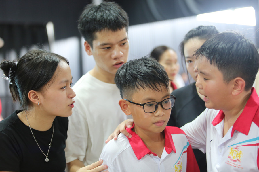 Đồng đội và người thân tạo động lực lớn cho các VĐV sau mỗi trận đấu. 9-6837.jpg