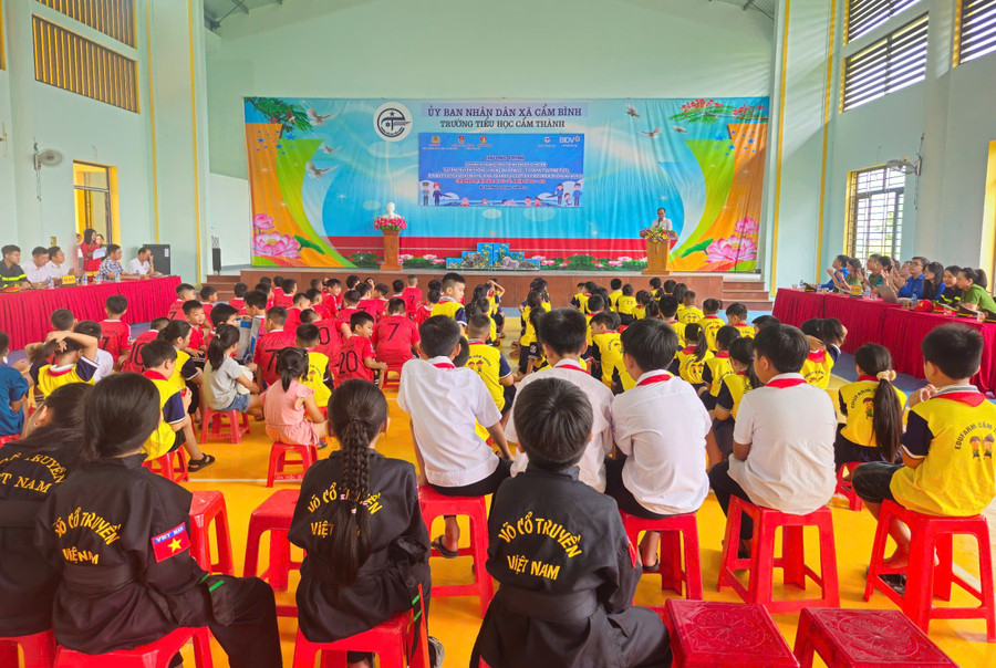 Chương trình thu hút được sự quan tâm của đông đảo học sinh và phụ huynh. 77.jpg