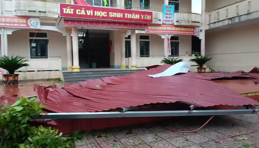 Mái tôn của Trường THCS Kỳ Sơn (xã Kỳ Thượng) bị gió cuốn bay xuống sân trường.