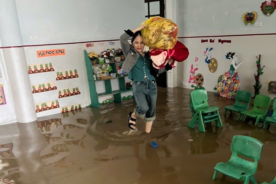 Giáo viên Trường Mầm non Kỳ Thịnh (phường Vũng Áng) thu dọn đồ dùng dạy học đưa lên tầng cao để tránh ngập lụt, hư hỏng. mnkythinh.jpg