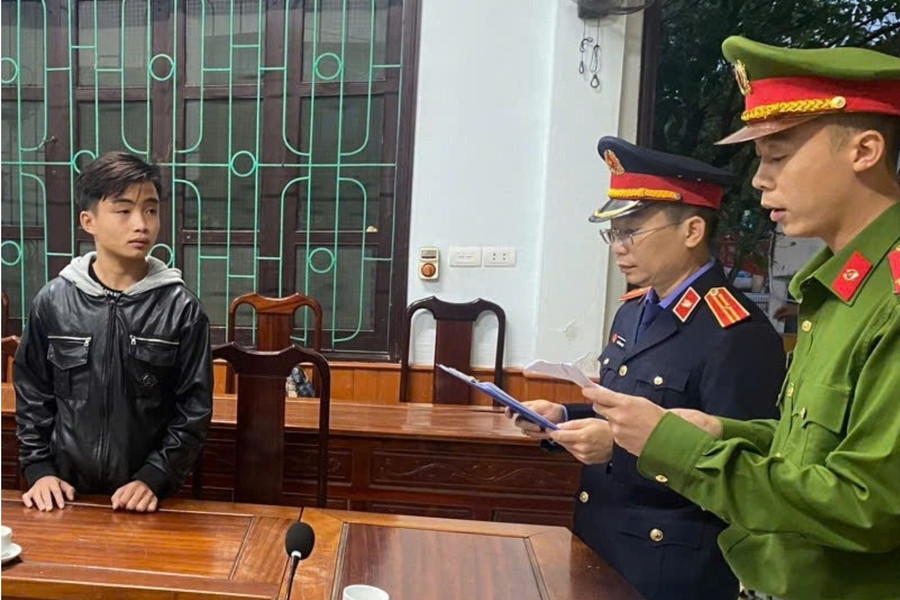 Cơ quan điều tra đọc lệnh khởi tố đối với Lê Văn Phương. (Ảnh: T.H)