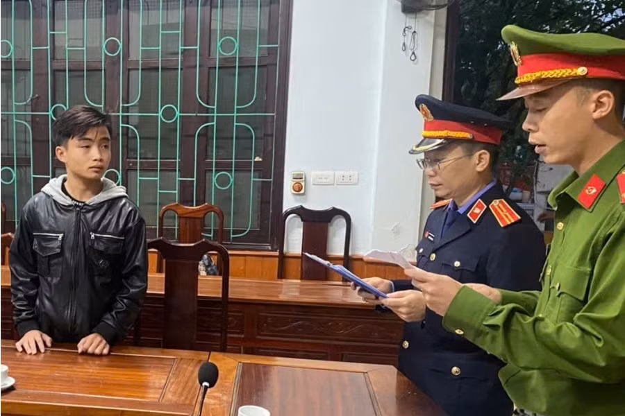 Cơ quan điều tra đọc lệnh khởi tố đối với Lê Văn Phương. (Ảnh: T.H)