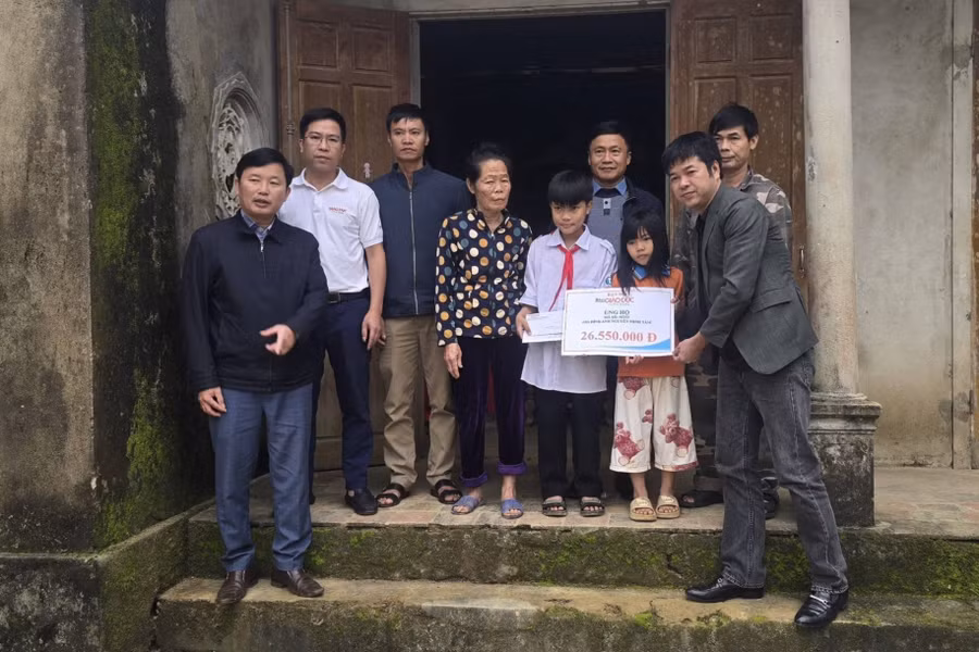 Báo GD&TĐ cùng chính quyền địa phương trao quà bạn đọc đến với gia đình anh Tâm.