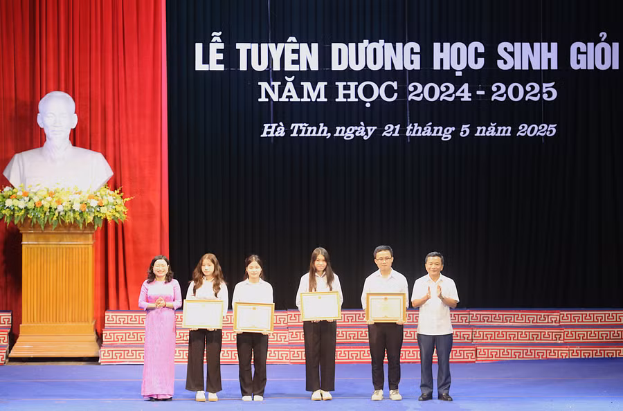 Phó chủ tịch HĐND tỉnh Hà Tĩnh và Giám đốc Sở GD&ĐT trao Bằng khen của UBND tỉnh cho các học sinh đạt giải Nhất quốc gia.