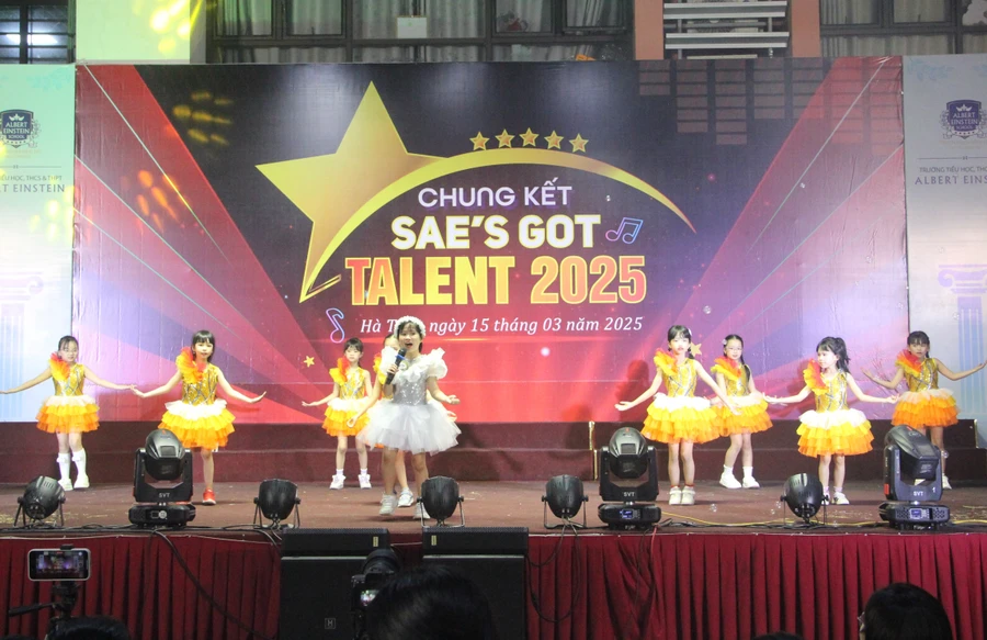 Bùng nổ đêm chung kết SAE’s Got Talent năm thứ 3. Tiết mục "Vui đến trường" do Nguyễn Phạm Ngọc Hà cùng tốp múa biểu diễn. 