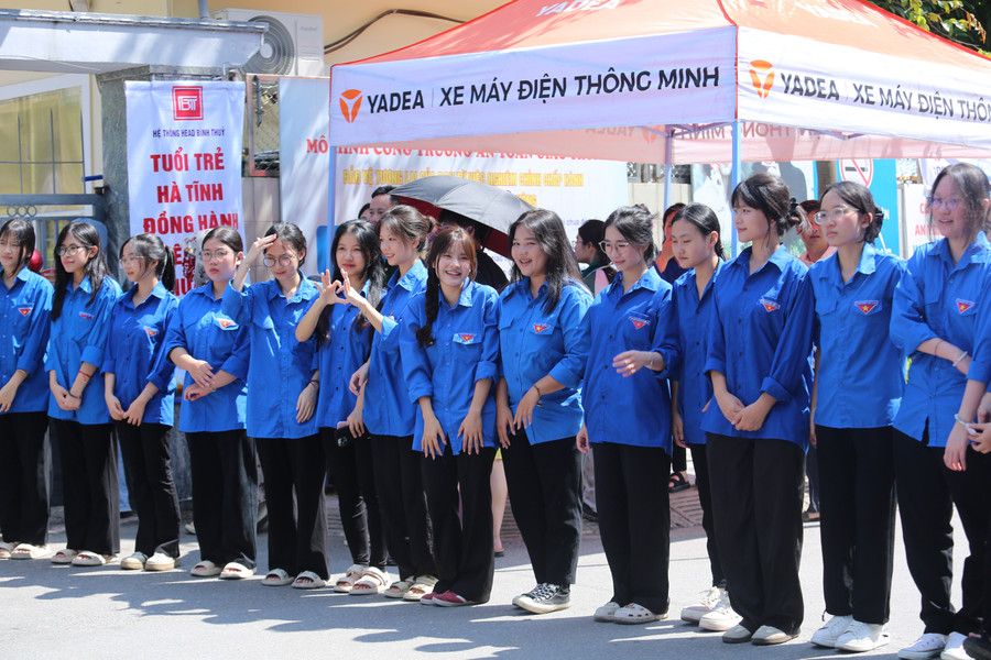 Những "bông hồng xanh" tích cực hỗ trợ tại điểm thi làm giảm bớt cái nắng oi nồng. 14.jpg